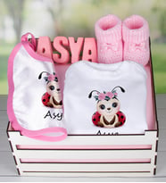 eJOYA Ahşap Sandıkta Kişiye Özel Zıbın Önlük Taş İsimlik Ve Patik Bebek Hediye Seti 109424 (Pembe)
