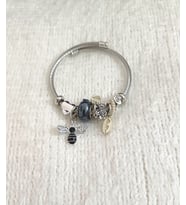 kadın zirkon taşlı arı detaylı çelik pandora (Siyah)