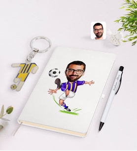 BK Gift Kişiye Özel Sarı-Lacivert Futbolcu Karikatürlü Defter Kalem ve Formalı Metal Anahtarlık Seti Model 1
