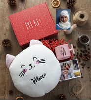 Kişiye Özel Karikatürlü Cute But Capricorn Oğlak Burcu Hediye Kutusu - Kişiye Özel T Pastel Kupa, Peluş Yastık, Fotoğraf 1 Adet Doğum Günü Hediyesi