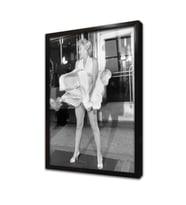 Uçuşan Beyaz Elbiseli Marilyn Monroe Çerçeveli Cam Tablo