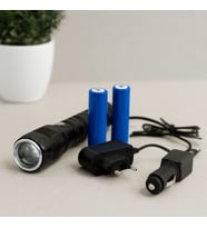 Zoomlu COB LED Şarjlı Metal El Feneri 3000 Lümen 17 cm