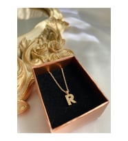 Zirkon Taşlı Minimal Gold R Harfli Kolye
