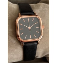 Özel Saat Kutusuyla Sınırlı Üretim Modern Kare Kadran Rose Gold Siyah Renk Deri Kordon Zarafetli Kadın Saati Modern Şık Tasarım Gündelik Anneye Kardese Dogum Günü İçin Özel Gün Yıldönümü Hediye Edilebilir Not Eklenebilir Zarif ve Göz Alıcı Tasarım