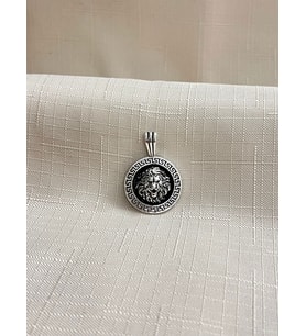 ASLAN SİYAH MİNE İŞLEMELİ MADALYON 925 AYAR GÜMÜŞ KOLYE UCU