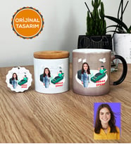 Kişiye Özel Karikatürlü Psikolog Hediye Seti Kupa Bardak, Kalemlik, Anahtarlık Kadın Psikologa Tıp Bayramı Hediyesi (Siyah)