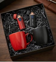 Kişiye Özel 2'li Siyah & Kırmızı USB Çakmak & 2'li Siyah & Kırmızı Kupa Hediye Seti (Kırmızı-Siyah)