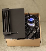 Kişiye Özel Siyah Defter & Kişiye Özel Siyah Roller Kalem & Kişiye Özel Anahtarlık & Led Işıklı Plastik Standlı Dünya 3d Temalı Cam Küre Hediye Seti
