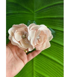 13X7 CM TAŞLI EKRU ÇİÇEKLİ TASARIM BROŞ YAKA İĞNESİ GİYİM AKSESUARI