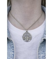 Honey Bee – Petek Desenli Arı Figürlü Unisex Kolye (60 cm Zincir)