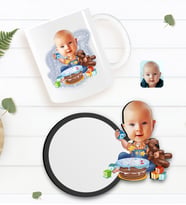BK Gift Kişiye Özel Bebek Doğum Günü Karikatürlü Beyaz Kupa ve Ahşap Bardak Altlığı Hediye Seti-1