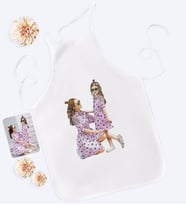 BK Gift Kişiye Özel Tam Boy Anne ve Kız Karikatürlü Beyaz Mutfak Önlüğü-1