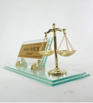 Gold Avukat İsimlik - Krom Adalet Terazili-Kişiye Özel Tasarım Avukat Premium Cam Masaüstü İsimlik - Avukat İsimlik – Ofis Masaüstü İsimlik