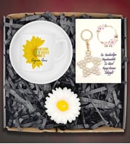 Anneler Günü Kişiye Özel Tasarım Kahve Fincanı&Papatya Mum&İnci Anahtarlık Hediye Kutusu