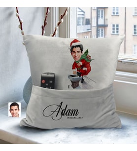 BK Gift Kişiye Özel Erkek Yılbaşı Karikatür Tasarımlı Organizer Kumanda ve Atıştırmalık Cepli Gri Kırlent Yastık-4 Arkadaşa Hediye, Cepli Yastık