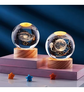 Dünyayı Dolaşan Gezgin Kız & Toz Bulutu 2'li Set Kristal Cam Kar Küresi – Usb’li Doğal Ahşap Tabanlı 3D Özel Lazer Işleme LED Dekoratif Lamba, Sürpriz Şık Zarif Top Biblo Konsept Hediyelik Eşya