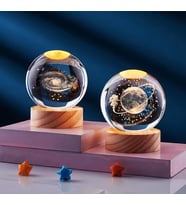 Dünyayı Dolaşan Gezgin Kız & Toz Bulutu 2'li Set Kristal Cam Kar Küresi – Usb’li Doğal Ahşap Tabanlı 3D Özel Lazer Işleme LED Dekoratif Lamba, Sürpriz Şık Zarif Top Biblo Konsept Hediyelik Eşya