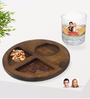 BK Gift Kişiye Özel Evleniyoruz Karikatürlü Viski Bardağı ve Doğal Masif Ahşap Ceviz Yuvarlak Sunum Tabağı Çerezlik Hediye Seti-10