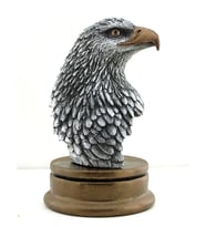 Kartal Büstü