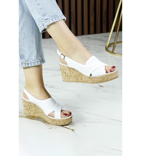 Erkan Saçmacı Serie Beyaz Hakiki Dana Derisi Delik Detaylı Mantar Taban Görünümlü Dolgu Topuklu Slingback Sandalet