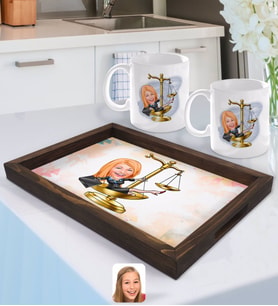 BK Gift Kişiye Özel Kadın Avukat Karikatürlü Doğal Ahşap Tepsi ve 2’li Kupa Bardak Seti-4