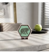 Süslü Ayı Motifli Dekoratif Masaüstü Dekoru, Yaşam Alanlarınıza Doğanın Gücünü Katan Modern ve Özgün Tasarım 10x10 cm, Açık Yeşil