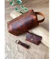 ALESTA LEATHER İsme Özel El Yapımı Hakiki Deri 3'lü Erkek Hediye Seti - El Çantası, Zarf Tipi Kartlık, Anahtarlık (Taba)