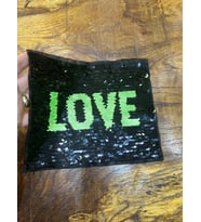 YEŞİL SİYAH PAYETLİ DEĞİŞEN LOVE YAZI ARMA DİKİŞ APLİKE
