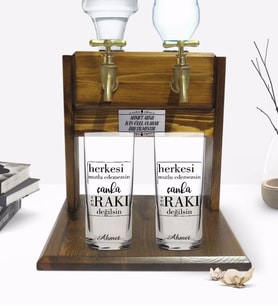 BK Gift Kişiye Özel Renkli Baskılı Rakı Değilsin Tasarımlı İkili Rakı Bardağı ve Çift Musluklu Doğal Ahşap Rakı Standı-1 (Model 1)