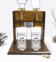 BK Gift Kişiye Özel Renkli Baskılı Rakı Değilsin Tasarımlı İkili Rakı Bardağı ve Çift Musluklu Doğal Ahşap Rakı Standı-1 (Model 1)