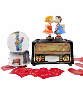 İsme Özel Öpüşen Sevgililer Müzik Kutusu Ve Işıklı Müzikli Orta Boy Kar Küresi