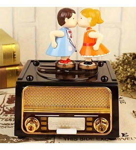 Sevgiliye hediye dekoratif nostalji kurmalı müzikli sevgili öpüşen model (Karışık)