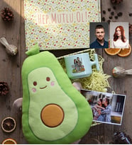 Kişiye Özel Karikatürlü Orta Dünya Sevgililer Hediye Kutusu - Kişiye Özel T Pastel Kupa, Peluş Yastık, Fotoğraf 1 Adet Sevgililer Günü Hediyesi