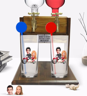 BK Gift Kişiye Özel Renkli Baskılı Sevgililer Karikatürlü İkili Vodka Bardağı ve Çift Musluklu Doğal Ahşap Vodka Standı-12 (Model 1)