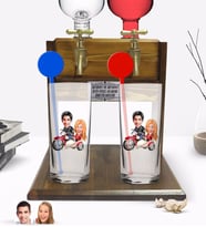 BK Gift Kişiye Özel Renkli Baskılı Sevgililer Karikatürlü İkili Vodka Bardağı ve Çift Musluklu Doğal Ahşap Vodka Standı-12 (Model 1)