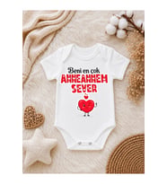 Beni En Çok Anneannem Sever Yazılı Bebek Zıbını – Anneanne Temalı Sevimli Bebek Body