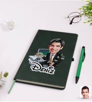 BK Gift Kişiye Özel Erkek Bankacı Karikatürlü Yeşil Termo Deri Defter Kalem Seti Model 3
