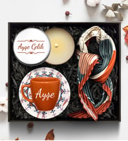 Kişiye Özel Kiremit Renginde Fincan & Fular & Beyaz Metal Mum Hediye Seti