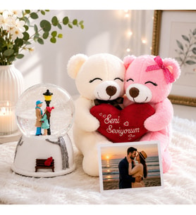 Sevgiliye Romantik Kişiye Özel Hediye Seti – Çift Peluş Ayıcık, Seni Seviyorum Kalpli Peluş, Kar Küresi ve Fotoğraflı Sevgili Hediyesi