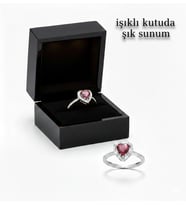 Kırmızı Kalpli Yüzük Işıklı Kutuda