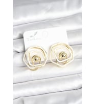 Pirinç Gold Renk Beyaz Mineli Geometrik Gül Model Kadın Küpe 5886 - HPSBYI6633-7833