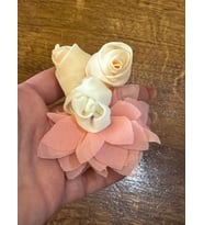 TOMURCUK ÇİÇEKLİ TASARIM BROŞ YAKA İĞNESİ GİYİM AKSESUARI 9X7 CM