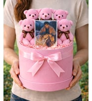Pembe Silindir Kutuda Kişiye Özel Fotoğraf Baskılı Pembe Ayıcık Buketi Eşe Arkadaşa Sevgiliye Hediye Anneler Günü