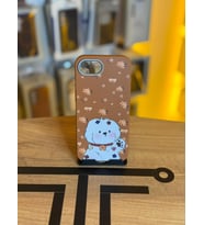 iPhone 16e Uyumlu Özel Tasarım Sevimli Figürlü Deri Dokulu Telefon Kılıfı (Kahverengi)