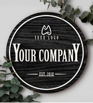 BK Gift Kişiye Özel Ahşap Logo Tabela – El Yapımı Yuvarlak Ahşap Ofis ve Mağaza Logosu, 3D Lazer Kesim İşletme Tabelası, Dekoratif Ahşap Duvar Süsü (Siyah)