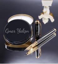 Kişiye Özel Füme Detaylı Dolma Kalem & Siyah Metal Kutulu Mum Hediye Seti