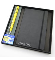 Signator® Codex  N308 Kişiye Özel Defterli Set - İsme Özel Sarı Dolma Kalem + İsme Özel Siyah Defter + Yedek Kartuş İsme Özel Kutusunda Hediyelik Set (Karışık)
