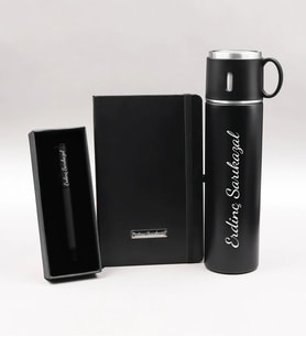 Kişiye Özel 580 ML Bardaklı Siyah Çelik Termos & Siyah Defter & Siyah Mat Roller Kalem Hediye Seti