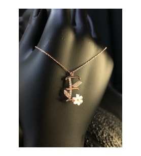 Fleurs Serisi E Harf Rose Renk 925 Ayar Gümüş Sevgiliye - Eşe - Anneye - Arkadaşa Kolye