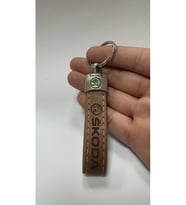 Skoda Yazılı Ve Logolu Anahtarlık (KAHVERENGİ)